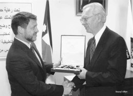 King Abdullah II presents an award to SESAME Council President Herwig Schopper.